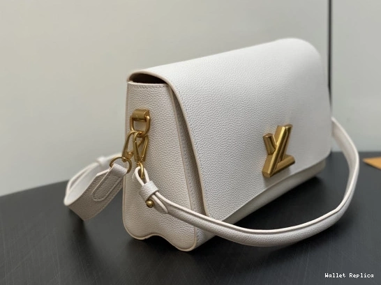 Cheap Soft LOUIS VUITTON Twist-27*19*9CM 0718